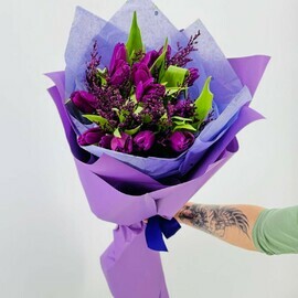 Buket tyul_panov s vetochkami limoniuma. TCveti fioletovie tyul_pani