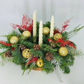 Kompozitciya iz zhivoj hvoi nobilis na stol so svechkami, novogodnyaya svecha dekor