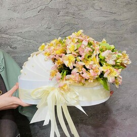 Нежный букет альстромерий в люльке на выписку из роддома. Цветы на рождение, крестины