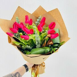 Букет красных тюльпанов с веточками эвкалипта и аспидистра. Цветы тюльпаны