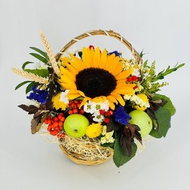 YArkaya korzinka s tcvetami miks podsolnuhom i yablokami