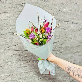 Buket iz raznotcvetnih tyul_panov s vetochkami zhivoj verbi. Pashal_nij buket