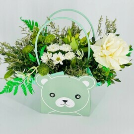 Nezhnij buket v sumochke s beloj frantcuzskoj rozoj White Mondiale, al_stromeriej, molochaj