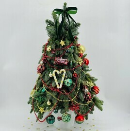 Novogodnyaya retro yolochka 80 sm ruchnoj raboti iz zhivogo nobilisa ukrashennaya igrushkami