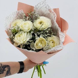 Букет из 7 белых ранункулюсов с веточками лимониума