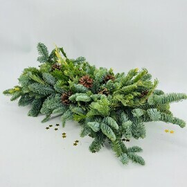 Настольная композиция новогодняя. Декор на новый год из веток живой хвои нобилис