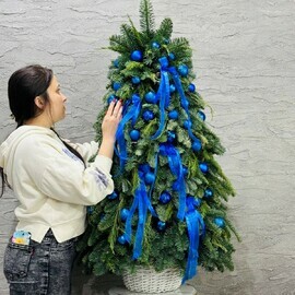Ёлочка ручной работы из натуральной хвои нобилис 130 см в кашпо из искусственного ротанга 