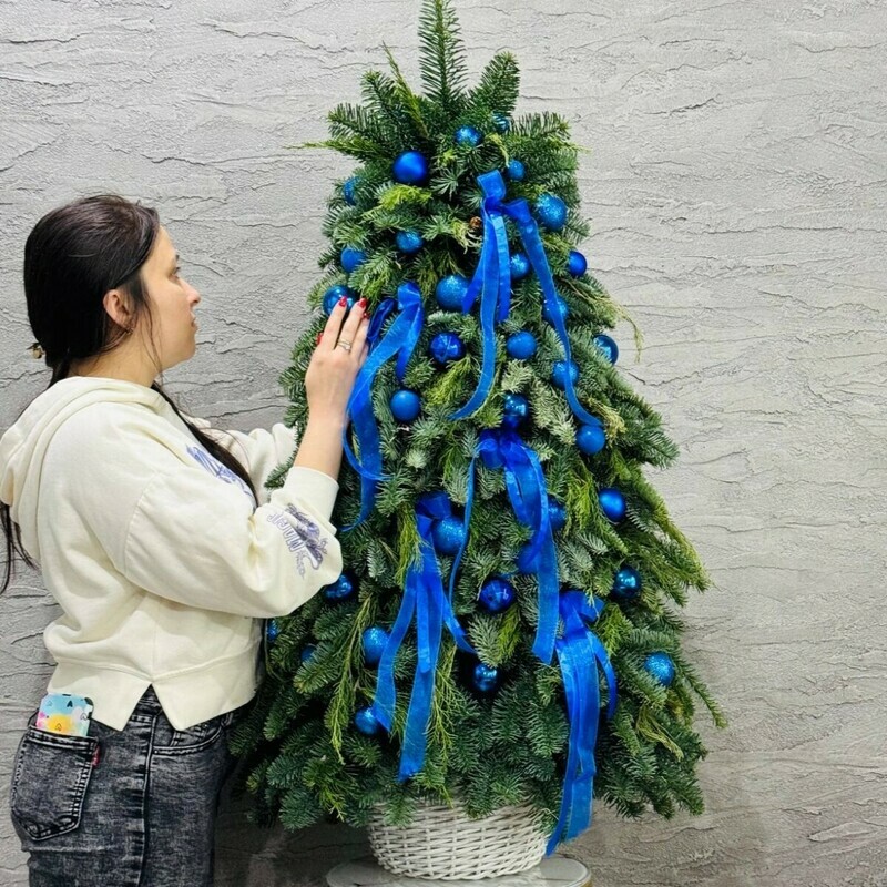 Ёлочка ручной работы из натуральной хвои нобилис 130 см в кашпо из искусственного ротанга , стандартный