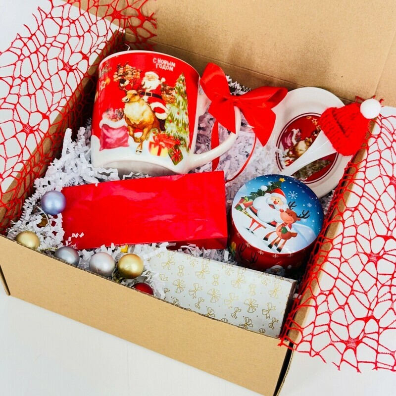 Podarochnij nabor na Novij god. Novogodnij boks. CHaj elitnij, svecha v banke, novogodnyaya kruzhka, standart