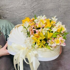 Букет на выписку из роддома в люльке. Букет альстромерий в колыбели на рождение малыша