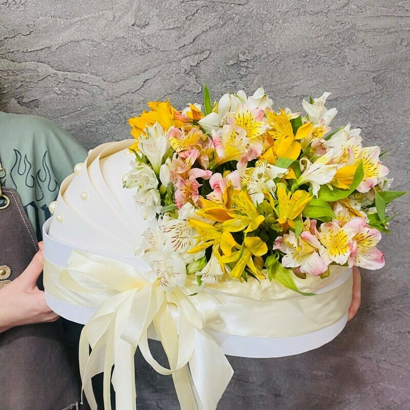 Букет на выписку из роддома в люльке. Букет альстромерий в колыбели на рождение малыша, стандартный