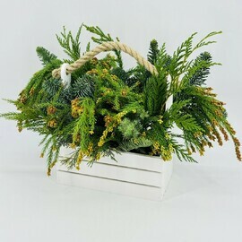 Novogodnyaya kompozitciya iz natural_noj hvoi nobilis v yashike. Novogodnij dekor