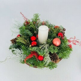 Rozhdestvenskaya kompozitciya na stol iz hvoi nobilis, novogodnyaya svecha