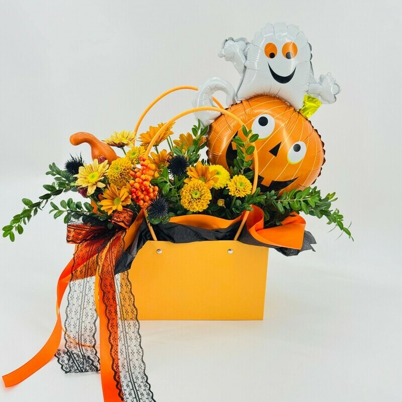 YArkij osennij buket na Hellouin s mini sharikom. TCveti na Hellouin hrizantema, eringium, standart