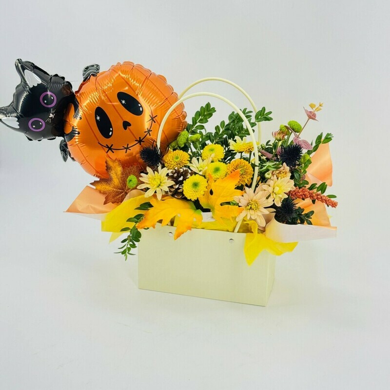 Tematicheskij buket v sumochke na Hellouin. TCveti na Hellouin v sumke hrizantemi, eringium, standart