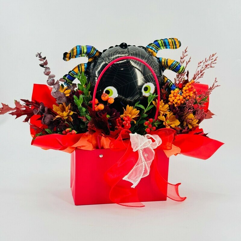 Buket v sumochke na Hellouin. TCveti v sumke na Hellouin hrizantemi, giperikum, list_ya klyona guerk, standart