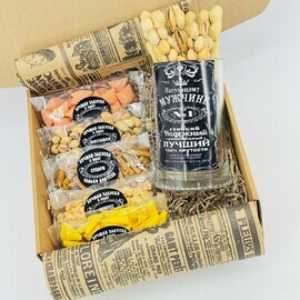 Podarok muzhchine. Pivnoj boks so snekami, orehami "Nastoyashemu muzhchine"