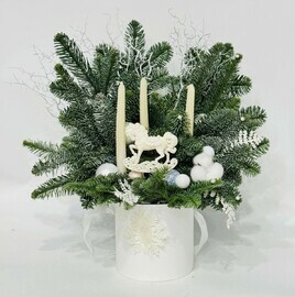 Novogodnyaya kompozitciya v korobke so svechami.  Elka Nobilis s suvenirom loshadkoj simvol goda