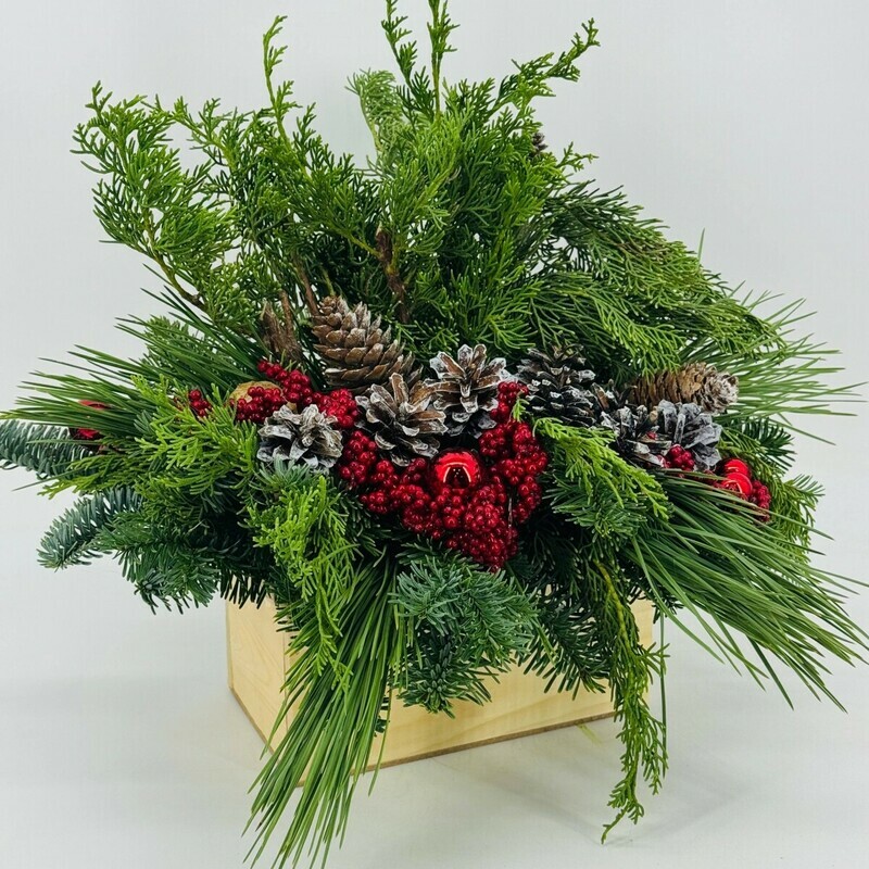 Новогодний букет, композиция из натуральной хвои нобилис в деревянном ящике с красными ягодами , стандартный