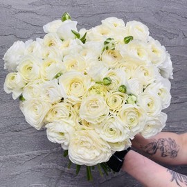 Pishnij buket iz 51 ranunkulyusa. Buket lyutikov na prazdnik