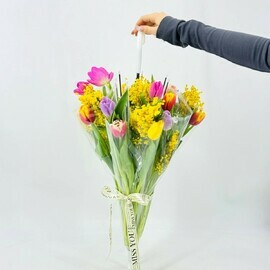 TCveti v zontike. Zont s tcvetami tyul_pani i mimozi. Buket na 8 marta