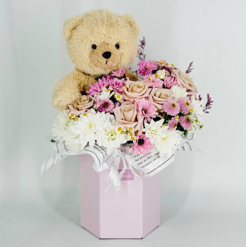 Детский микс букет с мягкой игрушкой медвежонок. Роза, сантини, хризантема, танацетум, лимониум, стандартный