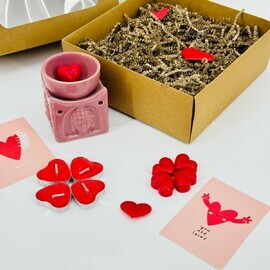 Podarochnij nabor dlya devushki na 14 fevralya. Aroma lampa keramika, sashe melts i svechki serdechki