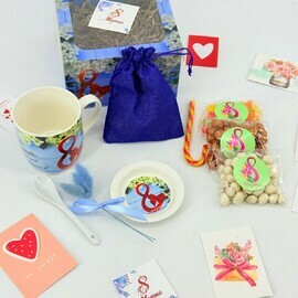 Podarok na 8 marta. Korporativnie podarki. CHaj elitnij, kruzhka i sladosti