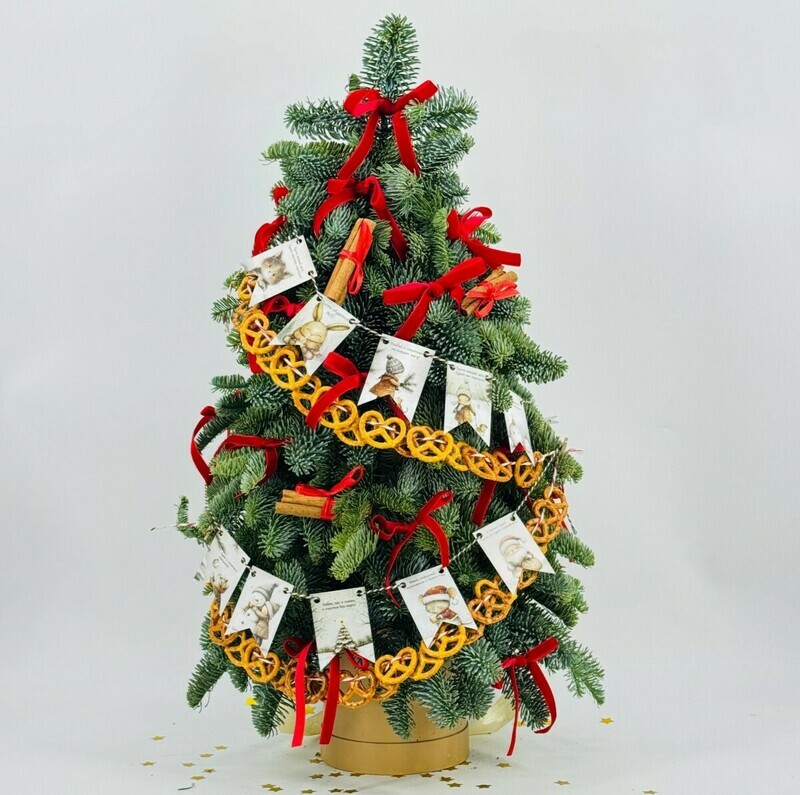 Новогодняя ёлочка 70 см ручной работы из нобилиса с гирляндами флажки и крендельки в шляпной коробке, стандартный