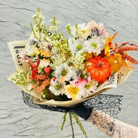 Авторский букет с тыквами на Хэллоуин. Цветы на Хеллоуин. Хризантема, хамелациум