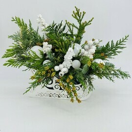 Новогодняя композиция из натуральной хвои нобилис в деревянном кашпо санки. Зимний букет