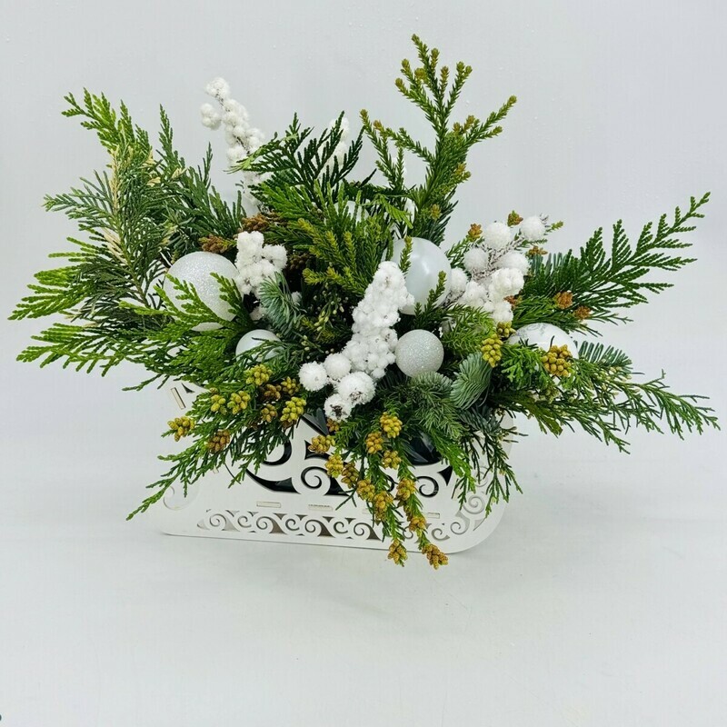 Новогодняя композиция из натуральной хвои нобилис в деревянном кашпо санки. Зимний букет, стандартный