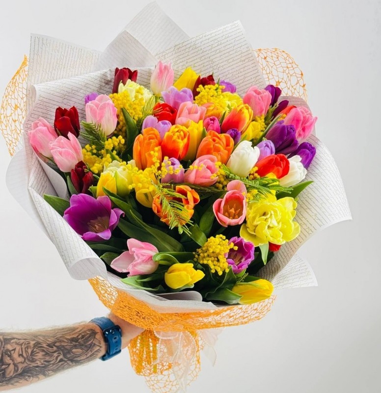 Яркий букет микс из 65 тюльпанов с мимозой, стандартный