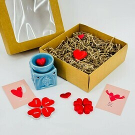 Podarochnij nabor dlya devushki. Aroma lampa dlya efirnih masel s aroma sashe melts i svechki serdechki