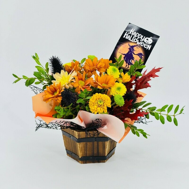 Osennij miks tcvetov v derevyannom kashpo na Hellouin. TCveti na Hellouin hrizantema, eringium,guerk, standart