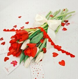 Buket iz 11 krasnih i belih tyul_panov. TCveti na 8 marta dlya mami, kollegi