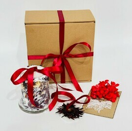 Подарочный набор. Свеча ботаническая, арома саше ручной работы и авторская открытка "Любимой маме"