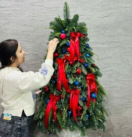 YOlochka na novij god inter_ernaya 130 sm ruchnaya rabota iz vetok nobilisa v kashpo iz rotanga