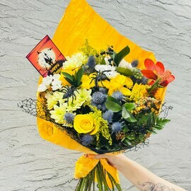 Яркий букет на Хэллоуин с пауками. Цветы на Хеллоуин. Кенийская роза, хризантемы, эрингиум