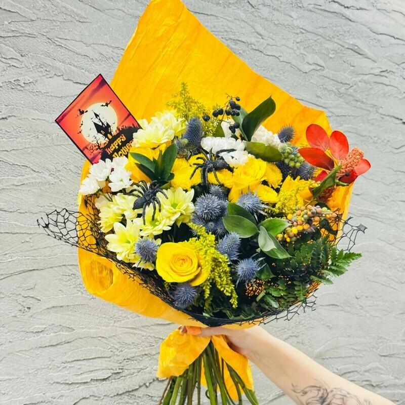 Яркий букет на Хэллоуин с пауками. Цветы на Хеллоуин. Кенийская роза, хризантемы, эрингиум, стандартный