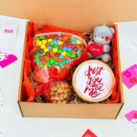 Подарочный набор сладостей, орехов с мягкой игрушкой медвежонок для любимой девушки