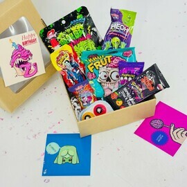 Podarochnij boks aziatskie sladosti, zhutkie konfeti. Podarok na Den_ rozhdeniya, Hellouin