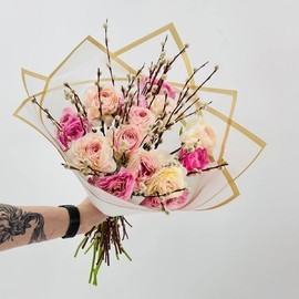 Букет нежных ранункулюсов лютиков с веточками вербы в дизайнерской упаковке. Пасхальный букет