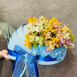 Люлька с цветами на выписку. Букет альстромерий в колыбели на рождение малыша
