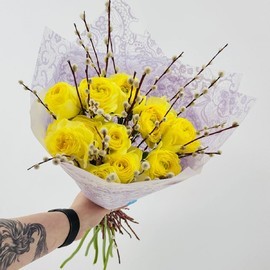 Buket iz zhyoltih ranunkulyusov lyutikov v dizajnerskoj upakovke. Pashal_nij buket