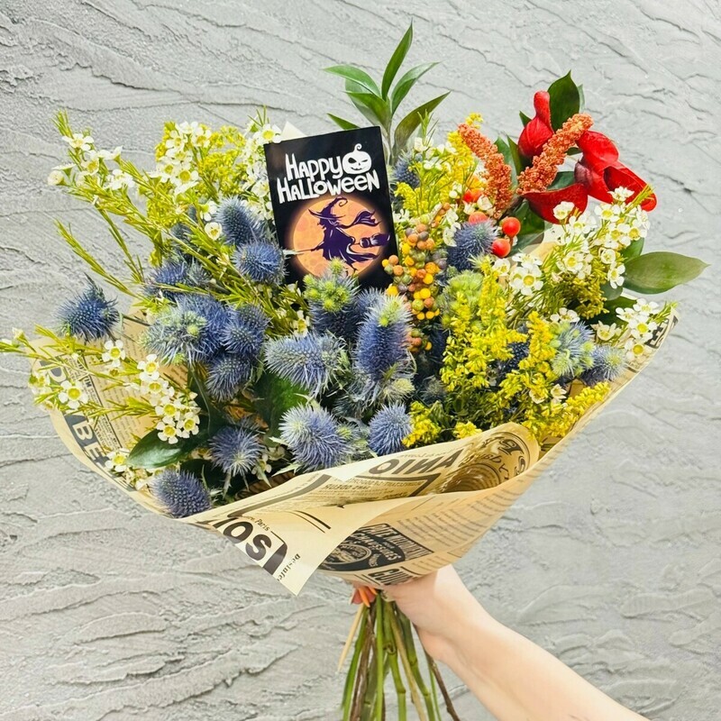 TCvetochnij buket na Hellouin. TCveti na Hellouin. Eringium, hamelatcium, standart