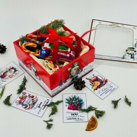 Novogodnij sladkij podarok. Podarok na novij god. Novogodnie sanki iz konfet