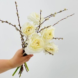 Белые ранункулюсы с веточками вербы. Букет ранункулюсов лютиков. Пасхальный букет