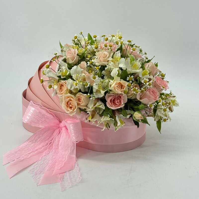 Букет на выписку из роддома для девочки в люльке. Цветы роза кустовая, альстромерия, танацетум, стандартный