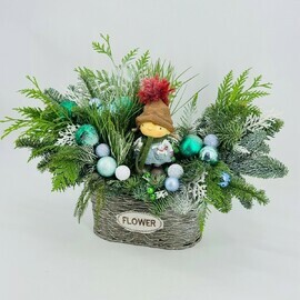Новогодняя композиция из натуральной хвои нобилис, туя, кипарис в плетёном кашпо и сувениром